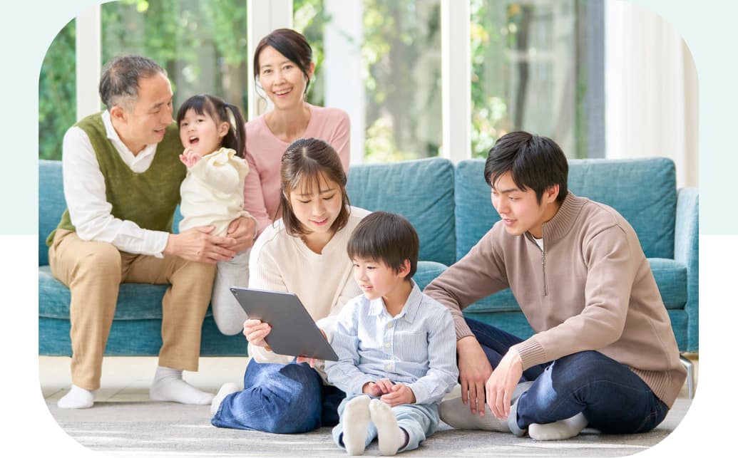 6人の家族が笑顔で過ごしている様子